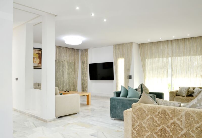 lustre plat dans un salon